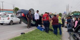 Ocasiona volcadura por no ceder paso; hay una lesionada