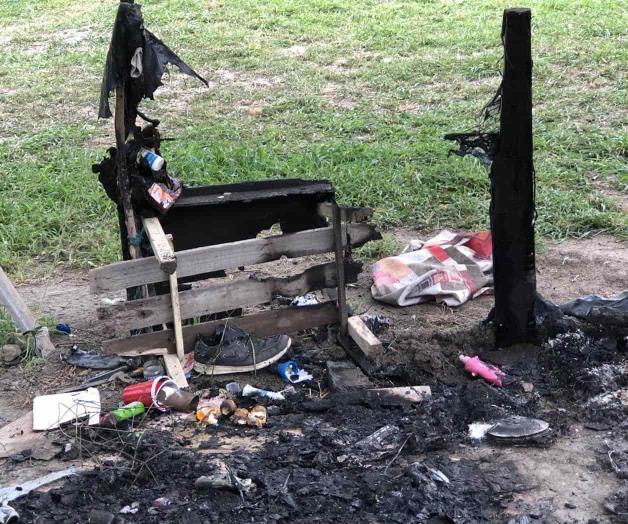 Queman migrantes su campamento