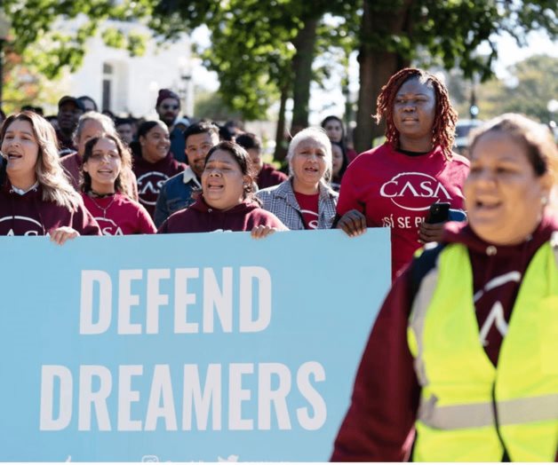 Solicitan dreamers frenar deportación