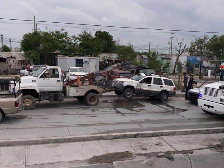 Camioneta cae a canal; conductor resulta ileso Camioneta cae a canal; conductor resulta ileso