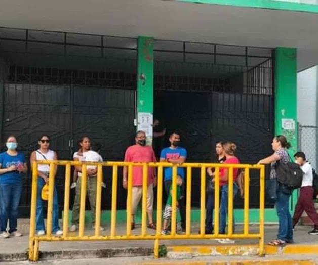 Exigen la suspensión de estudiante armado Exigen la suspensión de estudiante armado