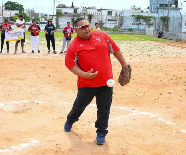 Le dan reconocimiento por impulsar el softbol Le dan reconocimiento por impulsar el softbol