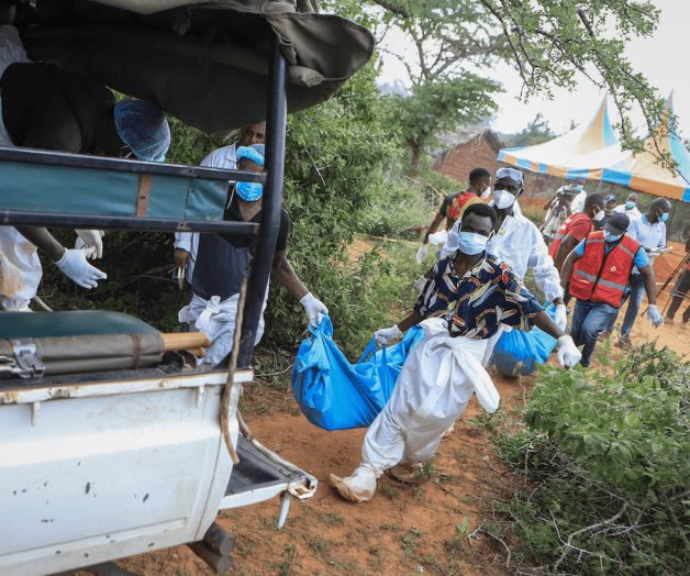 Hallan 39 cuerpos en investigación sobre una secta en Kenia Hallan 39 cuerpos en investigación sobre una secta en Kenia