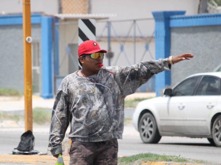 Entran al quite para dirigir el tráfico Entran al quite para dirigir el tráfico