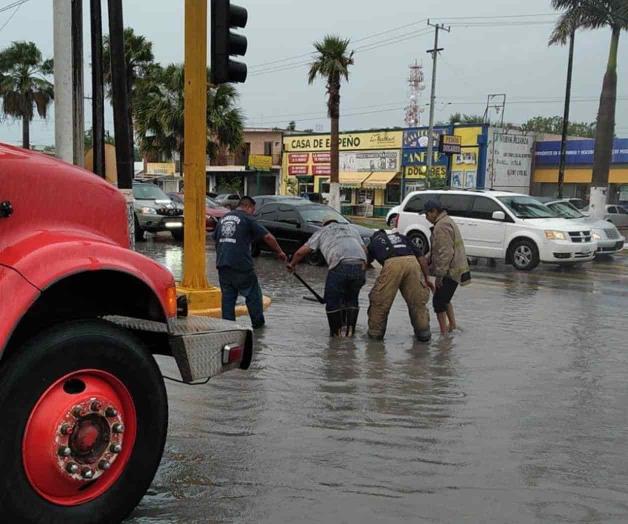 Abren bomberos las alcantarillas