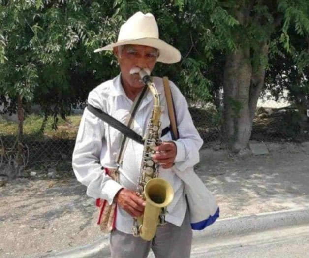 Sigue don Raúl haciendo sonar su saxofón