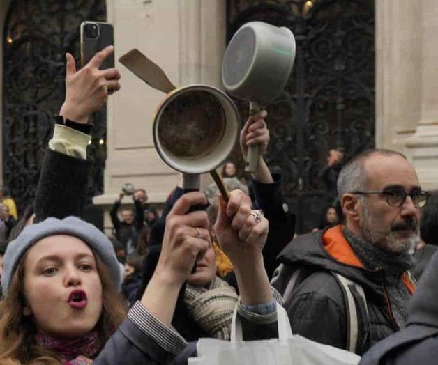 Franceses golpean cazos en nueva protesta por las pensiones