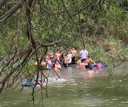 MATAMOROS |Un cruce masivo de manera ilegal a través del río Bravo se presentó la tarde del lunes por parte de la comunidad migrante que tienen meses varados en esta ciudad fronteriza en espera de una oportunidad de cruzar legalmente a los Estados Unidos