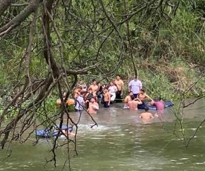 MATAMOROS |Un cruce masivo de manera ilegal a través del río Bravo se presentó la tarde del lunes por parte de la comunidad migrante que tienen meses varados en esta ciudad fronteriza en espera de una oportunidad de cruzar legalmente a los Estados Unidos