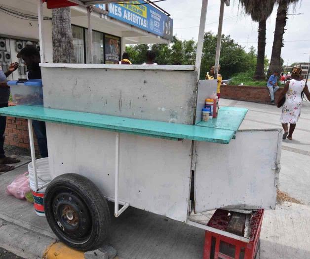 Quieren ganarse la vida legalmente: Instalan migrantes puesto de empanadas