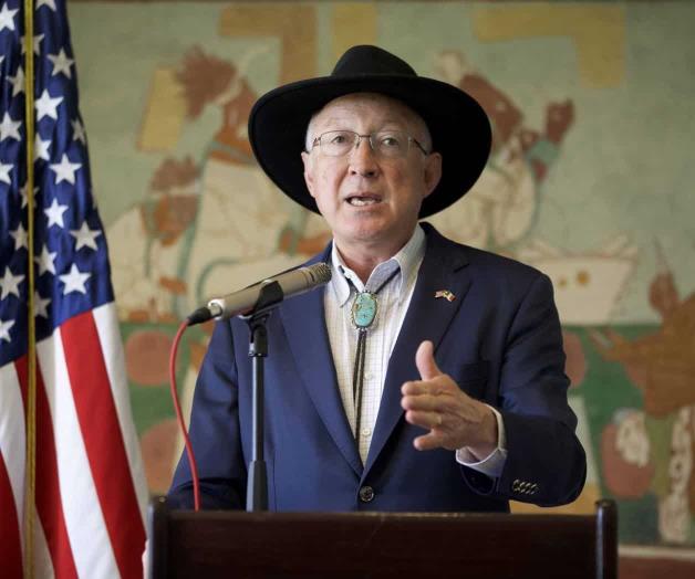 Ken Salazar, embajador de EU, tiene Covid-19