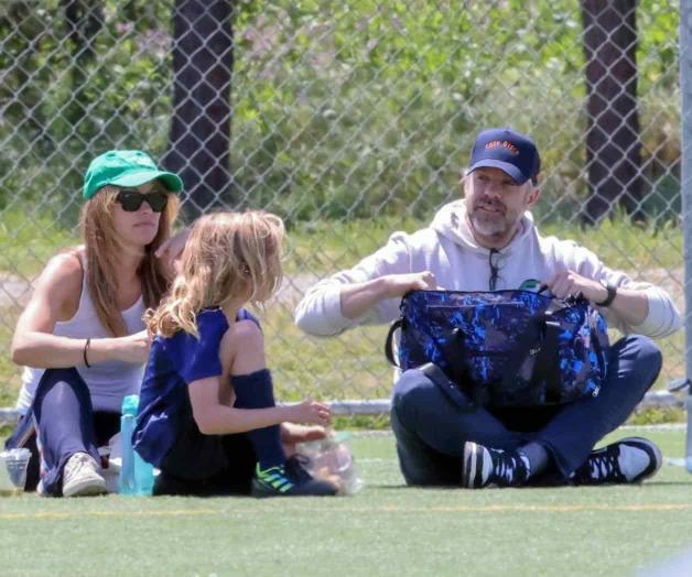 Disfrutan partido de su hijo  ¡como amigos!