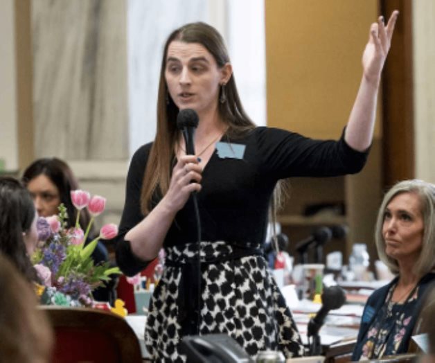 Prohíbe estado de Montana a una congresista trans en debates