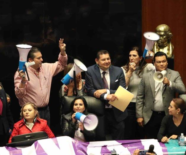 Inicia Senado sesión en salón de plenos, en medio de protestas