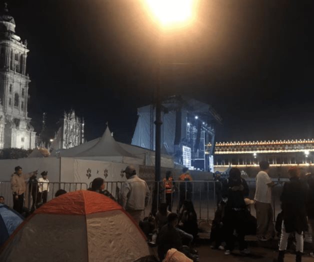 Fans de Rosalía acampan desde el jueves para concierto en el Zócalo Fans de Rosalía acampan desde el jueves para concierto en el Zócalo