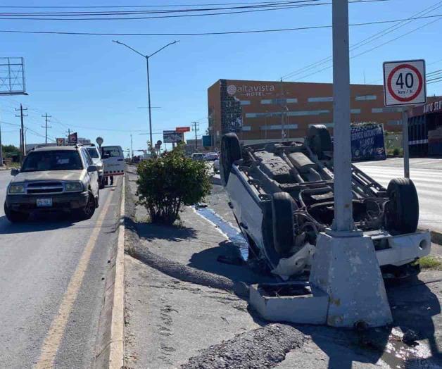 Pierde control, choca contra luminaria y vuelca camioneta