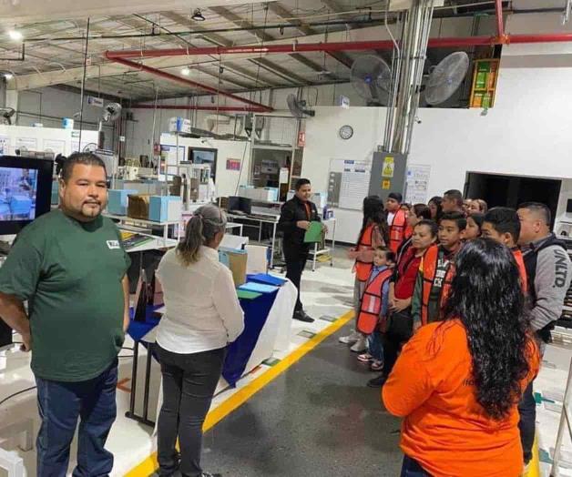 Recorren niños una maquiladora