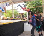 Llevan lucha libre a festejo de niños en primaria Francisco Villa