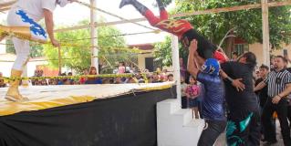 Llevan lucha libre a festejo de niños en primaria Francisco Villa