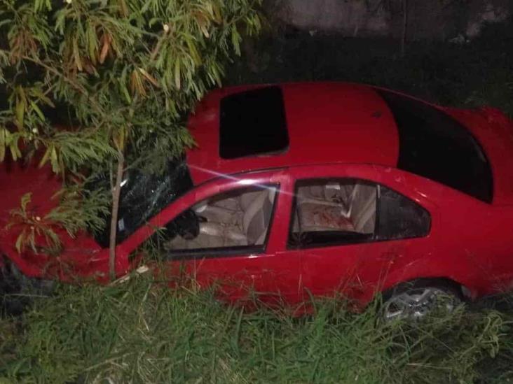 Cae vehículo a canal; familia resulta herida Cae vehículo a canal; familia resulta herida
