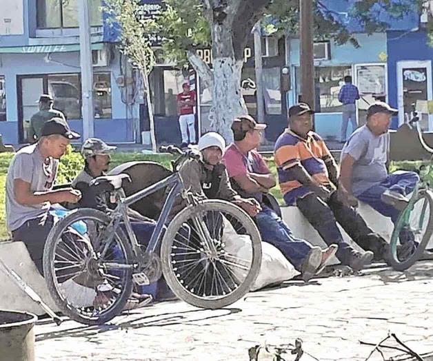 Pasan los jornaleros el día sin pena ni gloria Pasan los jornaleros el día sin pena ni gloria