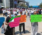 Marchan extrabajadores exigiendo justicia laboral