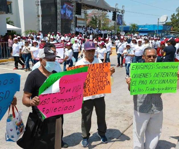 Marchan extrabajadores exigiendo justicia laboral Marchan extrabajadores exigiendo justicia laboral