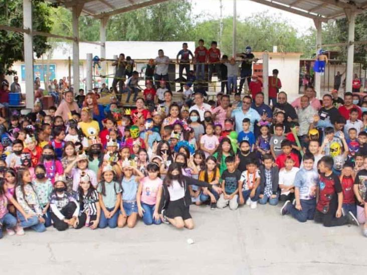 Presentan cartel de lucha libre a niños Presentan cartel de lucha libre a niños