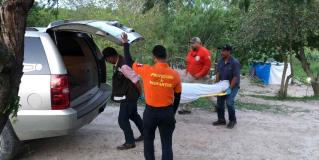 Flota cuerpo de migrante ahogado; lo rescatan