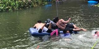 Siguen migrantes desafiando a la muerte