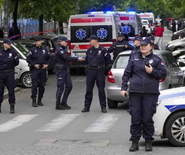 Un adolescente mata a tiros 9 personas en escuela de Serbia
