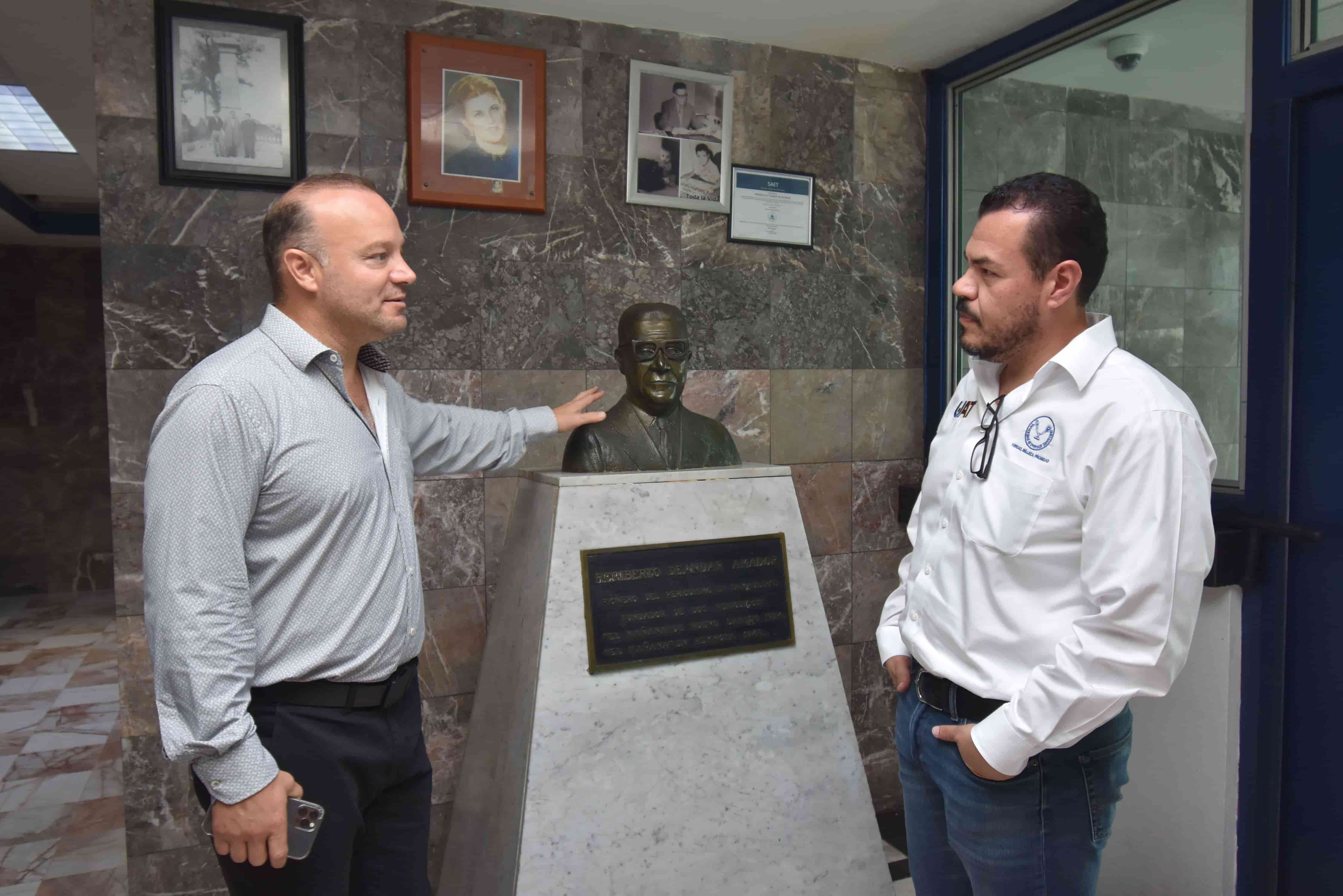 En un cálido recibimiento, el rector de la máxima casa de estudios de Tamaulipas conoció la historia de nuestro fundador.