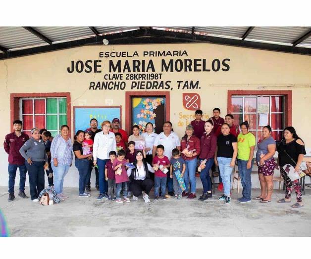 Llevan alegría para menores