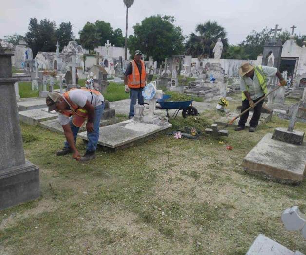Limpian panteones para el 10 de mayo
