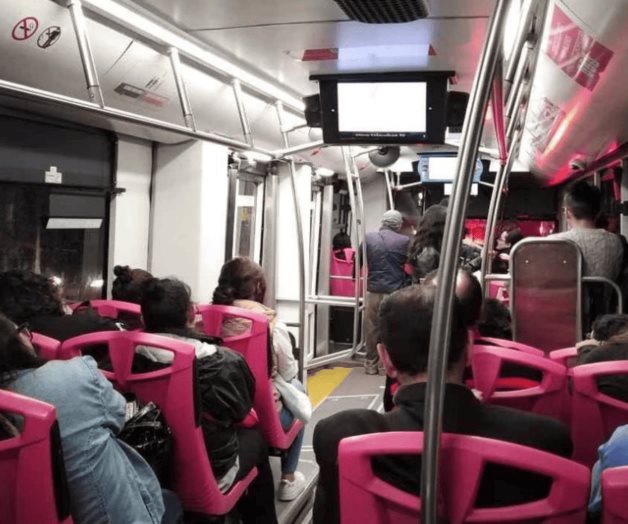 Hombre amenaza con golpear a pareja gay en Metrobús de Línea 6