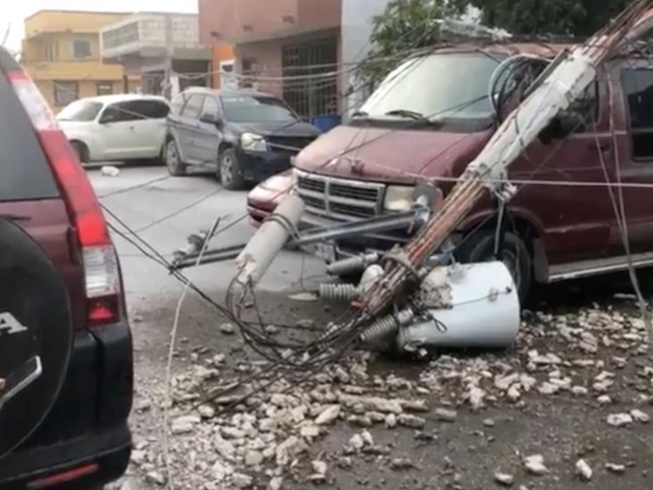 #REYNOSA Postes derribados en al menos 3 cuadras en la colonia Puerta del Sol entre la avenida Pemex y Punta Malcom, a causa de los fuertes vientos que acontecieron hace unos momentos tras la entrada de una tormenta a la ciudad.