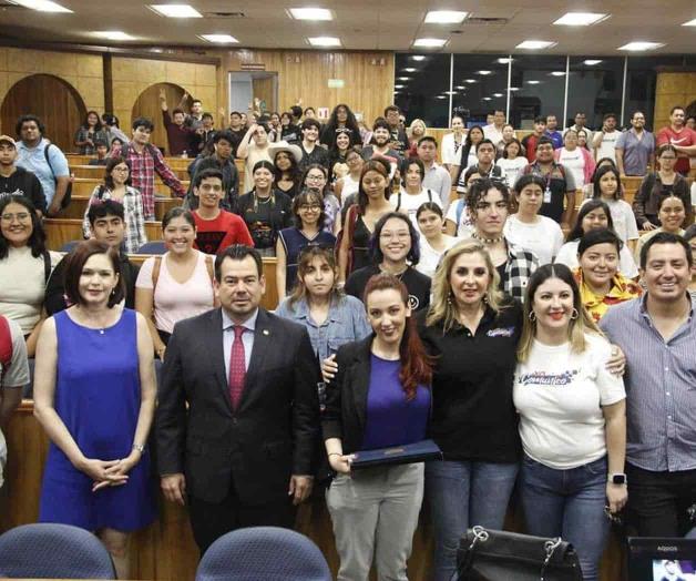 Festeja UAT a comunicadores