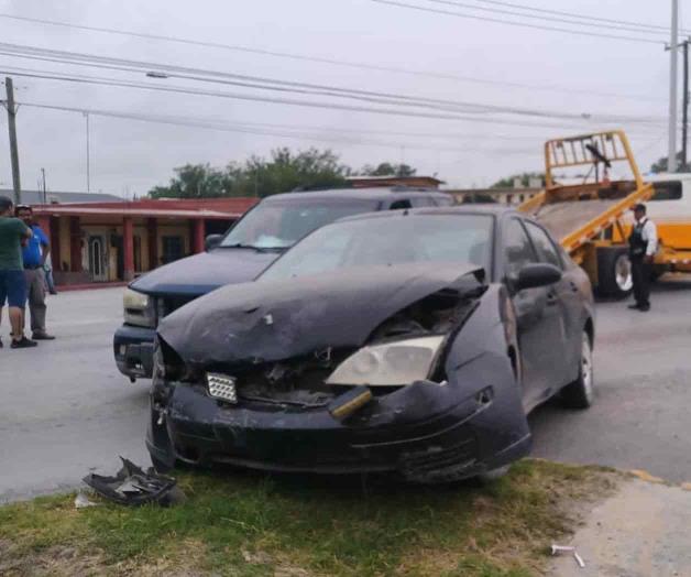 Vira a la izquierda desde carril derecho y choca