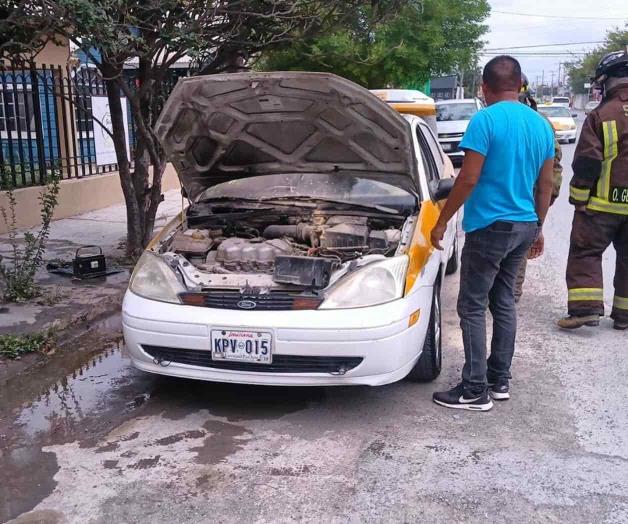 Arde taxi por cortocircuito