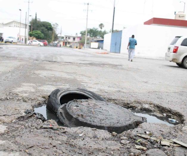 Tiene más de un año alcantarilla abierta