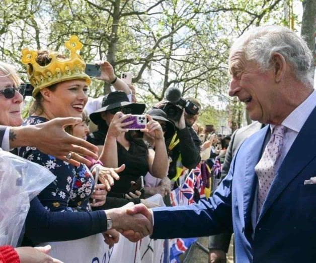Atiende Rey Carlos III a pueblo y VIPs antes de coronación