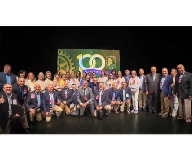 Asisten a la conferencia No. 100