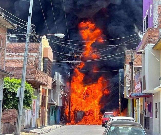 Explota camioneta con huachicol; mueren dos