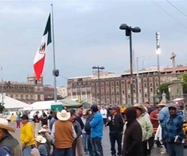 Bloquean carretera y ahora protestan en Palacio Nacional