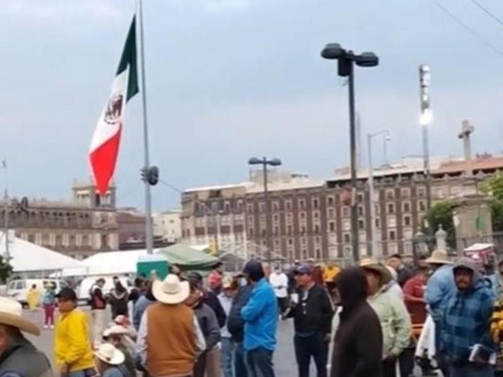 Bloquean carretera y ahora protestan en Palacio Nacional Bloquean carretera y ahora protestan en Palacio Nacional