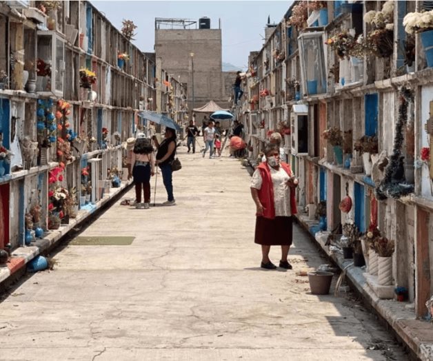 Con cantos conmemoran Día de las Madres en cementerio de Neza Con cantos conmemoran Día de las Madres en cementerio de Neza