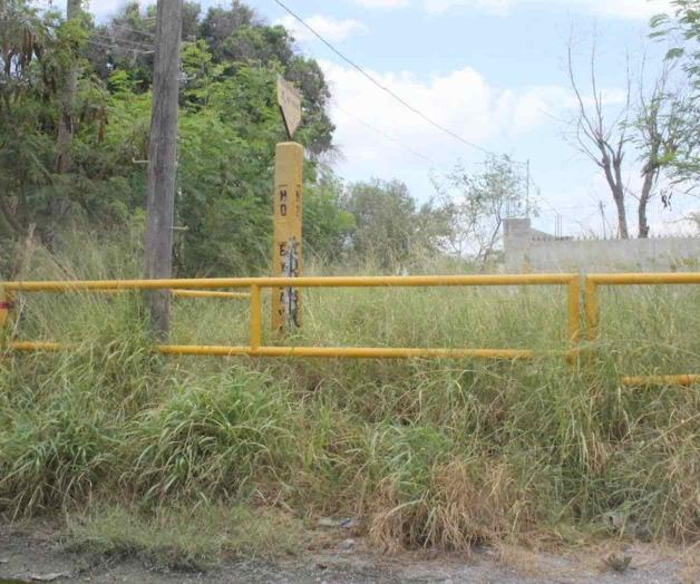 Invade el derecho de vía de Pemex