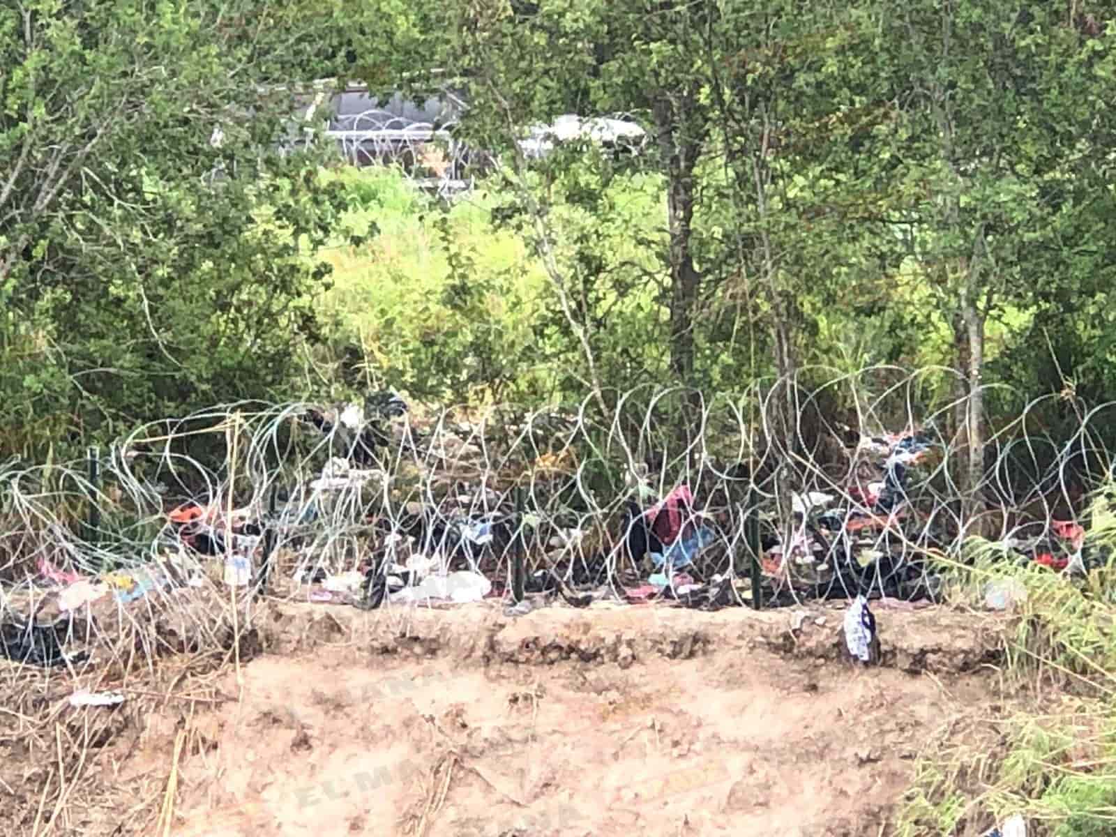 Entre los alambres de púas en el lado americano sólo se observa ropa que han dejado los migrantes que han cruzado en las últimas horas