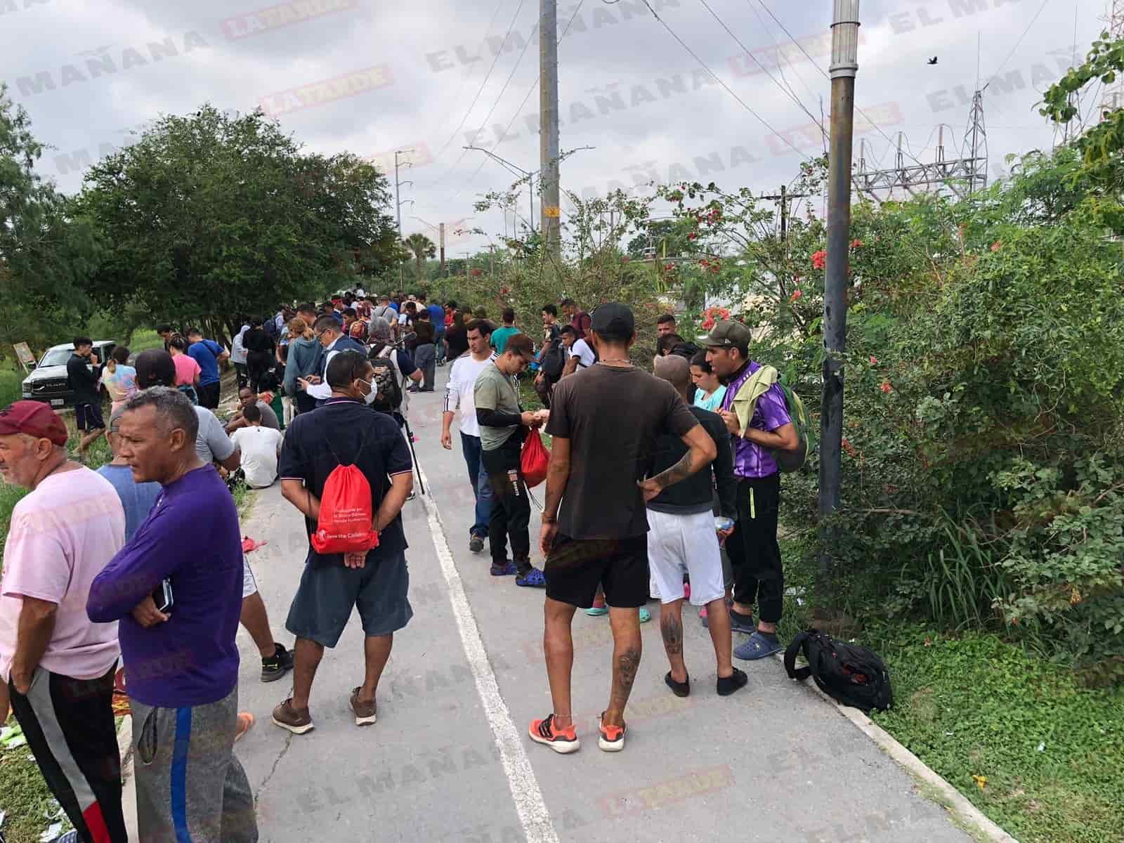 Autoridades del Instituto Nacional de Migración contiene a grupo de migrantes que intentan cruzar el río