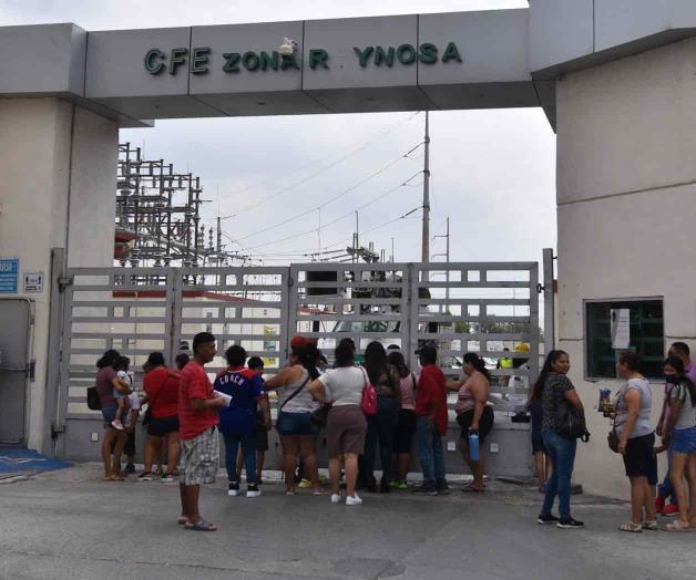 Protestan ante la CFE por cinco días sin luz